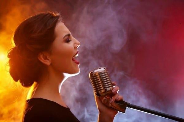 Khàn giọng khi hát là hiện tượng giọng nói phát ra bị rè, khàn đặc, không trong trẻo